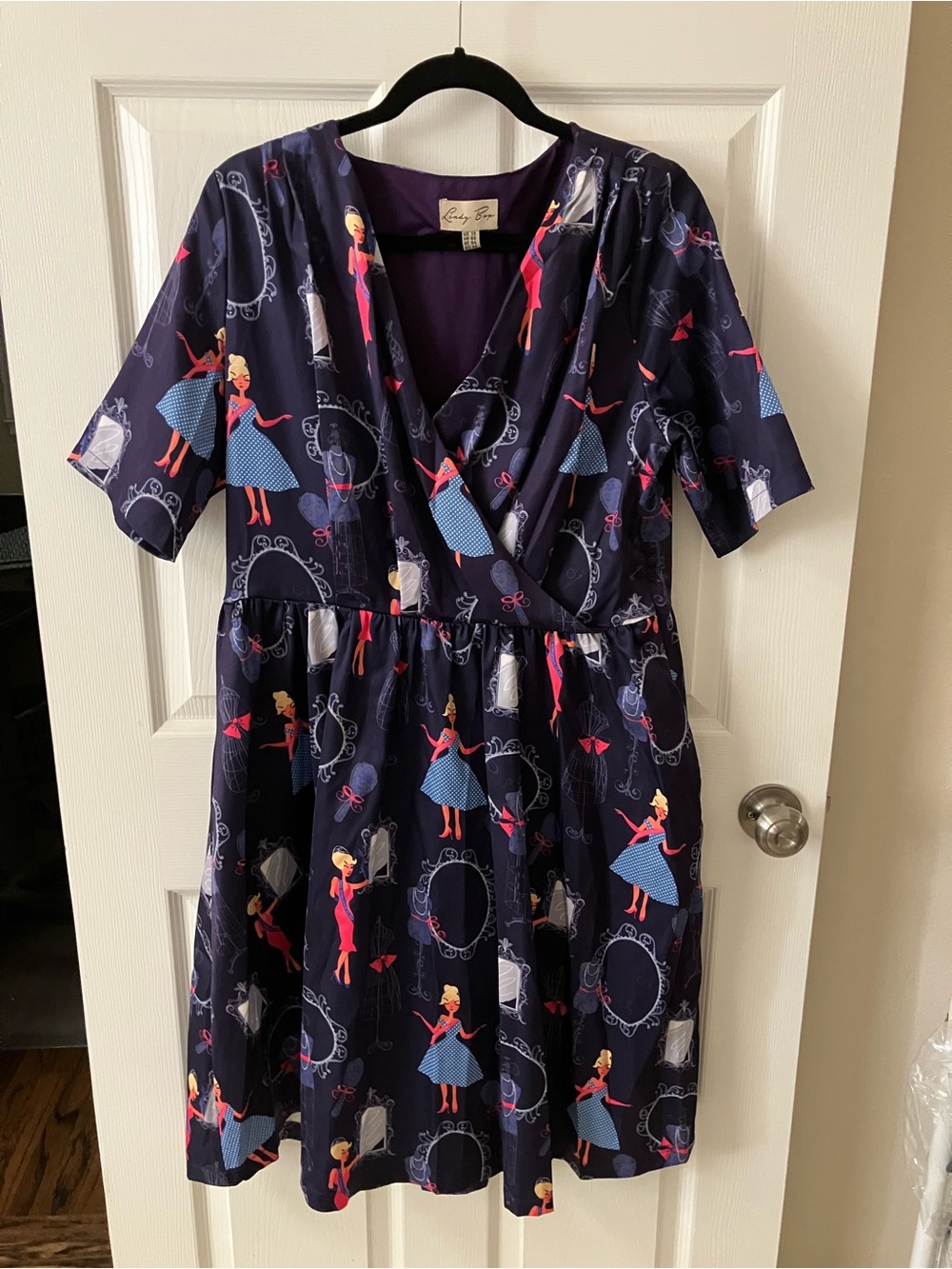 Lindy Bop Dahlia Beauty Queen print dress